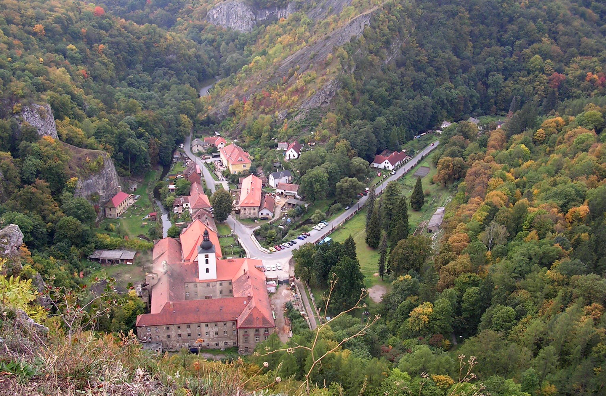 Svatý Jan pod Skalou v údolí Českého krasu